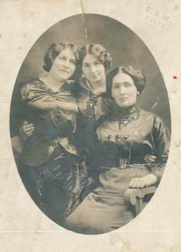 Fanya Cherniack (far left) and her sisters - in - law Sonia Orlikow and Rasha Froomkin, c. 1910 (JM 3956i)