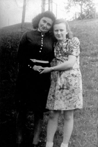 KlingelYehudit(Edith)(Right)1946WithBelovedAuntChayaruchaGorensteinKeitelInWaldenburgGermany