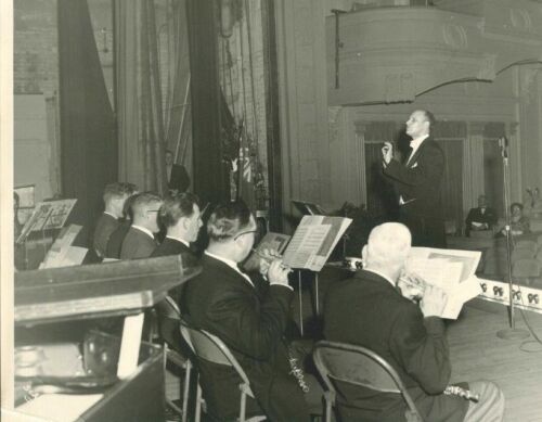 Leon-Bell-conducting-the-Eagles-Band