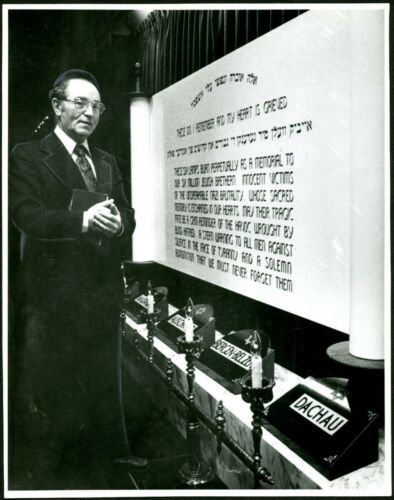 Rabbi Peretz Weizman at memorial plaque