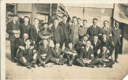 Recruits-for-Jewish-Brigade-in-front-of-Winnipeg-office