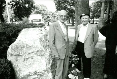 William Kardash and Marvin Penn (right), veterans of the Spanish Civil War, 1995